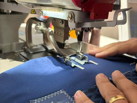 Máquina industrial fazendo o acabamento